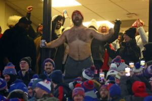 Jason Kelce celebrates Travis Kelce’s touchdown with a shirtless scream